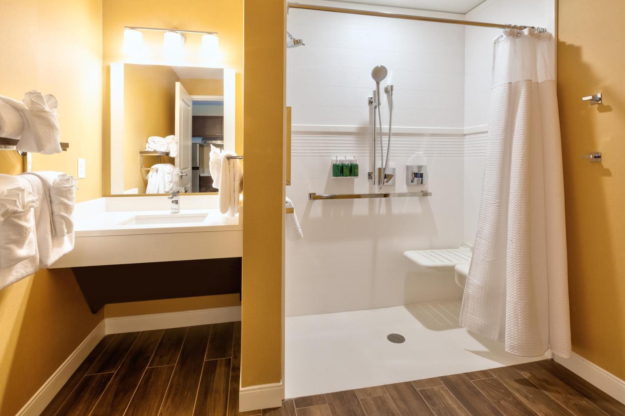 Towneplace Suites By Marriott Grand Rapids Airport Southeast Cascade Exterior foto